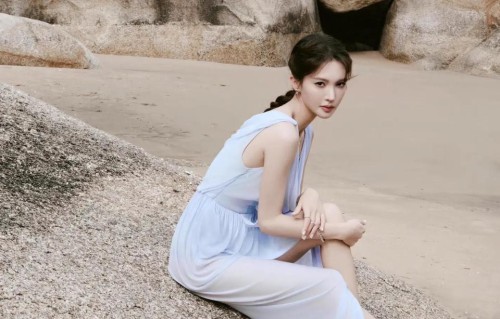 金晨两套海边造型杀疯了！淡蓝纱裙vs黑色露背裙，哪款是你的菜？