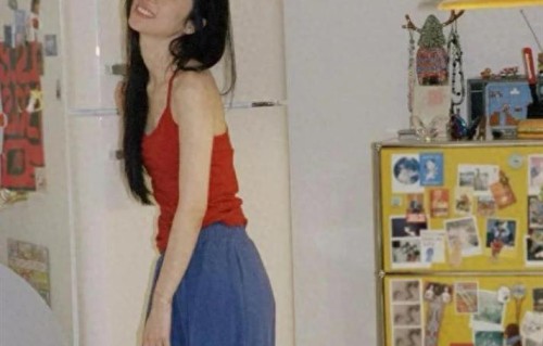 周雨彤私服造型真会穿！红色吊带+蓝色阔腿裤，时髦又减龄！