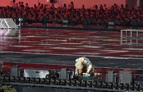 薛之谦跪地道歉！中途宣布退票！称内心有愧