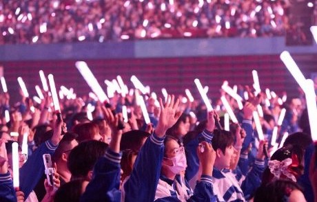 徐良演唱会上除了歌曲，还有哪些特殊的互动环节和怀旧元素？|客官不可以|坏女孩|校服|大屏|歌词