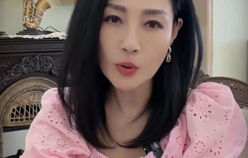 61岁女星爆料：55岁还被富豪骚扰！拍《赌神》走红，演过周星驰女友