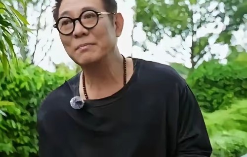 李连杰一家曝同框近照，利智素颜面色红润，一家人幸福美满