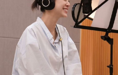 江语晨的《最后一页》跑调事件在社交媒体上引发了哪些争议和讨论？