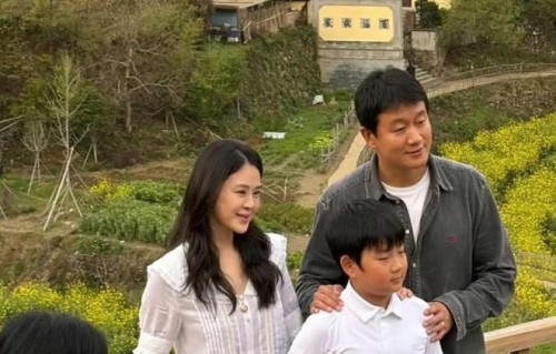 佟大为和老婆关悦带9岁儿子现身江西农村游玩，儿子胖胖的好可爱