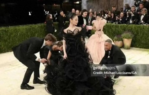 宁艺卓红毯造型完全女神级别拖尾黑纱裙冷艳贵气，黑天鹅既视感