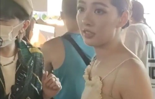 网友偶遇郭碧婷，穿吊带裙膀大腰圆还有富贵包，生孩子果然催人老