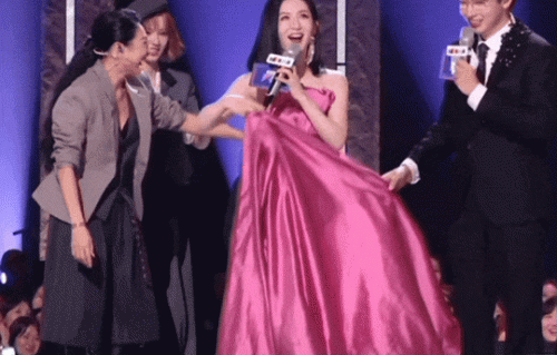 票价最高1180，想看人数破11万，老公张杰全力支持，谢娜演唱会热度争议并存