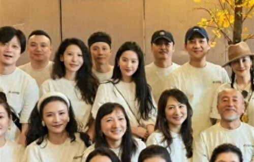 刘亦菲北电同学聚会照出圈！素颜冻龄太惊艳，低调品性尽显温柔