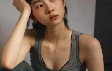 20岁黄多多清冷文艺气质登热搜，网友：天选文艺片女主