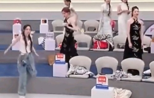 温峥嵘摔伤后带泪道歉，《乘风》节目组何时回应安全责任？