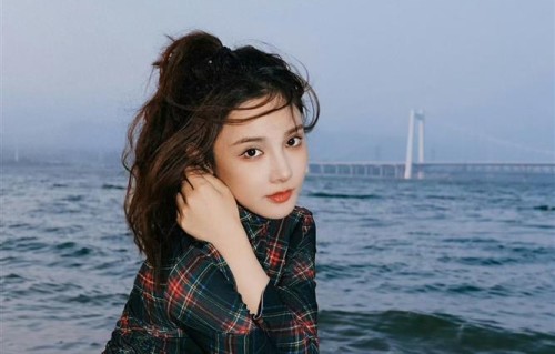 美足大赏：彭小苒身着复古红黑格纹裙，细带高跟鞋清新文艺气质