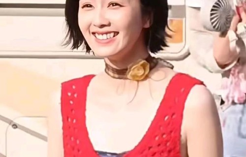 白鹿的短发黑裙造型是为了新剧角色准备的吗？