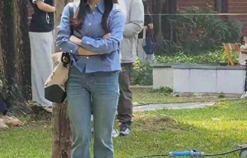 偶遇沈月拍戏，个子不高的情况下胸大真的太吃亏了！ 