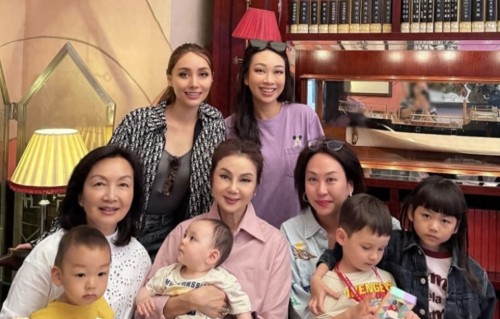 谢玲玲与林建名子女聚会，抱混血侄孙坐中间，林建名第三任妻也在