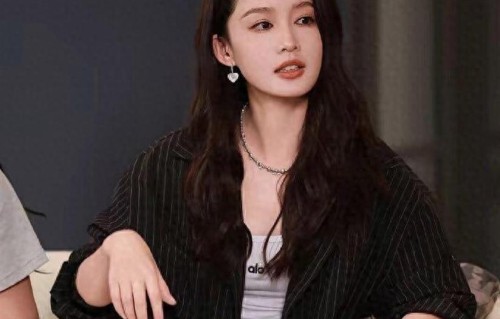 李沁身材气质直接封神！层层穿搭也掩藏不住优越身形