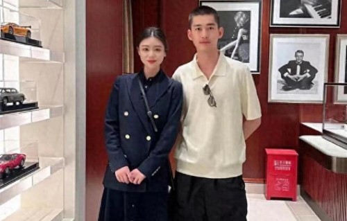 张翰在上海逛街吃饭被偶遇，他剪了寸头，没有油腻的感觉了！ ​​​