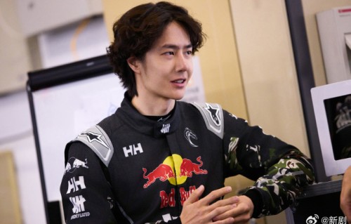 王一博85号赛车亮相P房，卷毛造型引期待|满分|赛场|状态|时刻