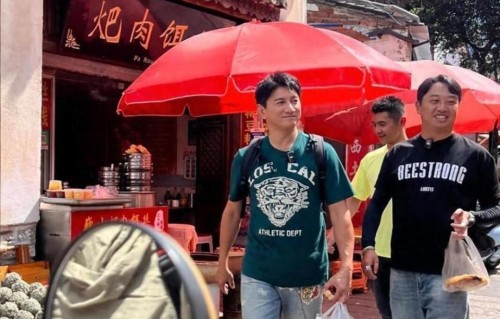 吴奇隆云南旅游被偶遇，笑容满面面色红润，55岁依然精气神十足呀