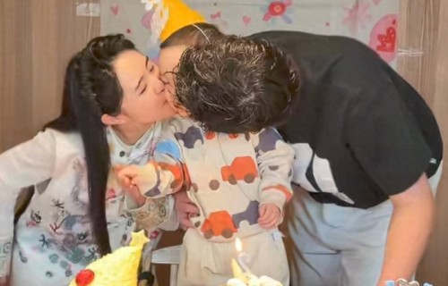 王宁金龟子同框为外孙庆祝2岁生日，小金宝被爱包围，一家好幸福