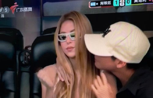 13岁的夏奇拉长子米兰为何外表看起来如此成熟？