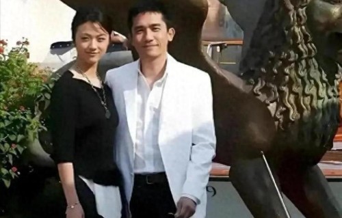 刘嘉玲看到这照片，估计也会吃醋吧？那个时候大家都很年轻 ​​​