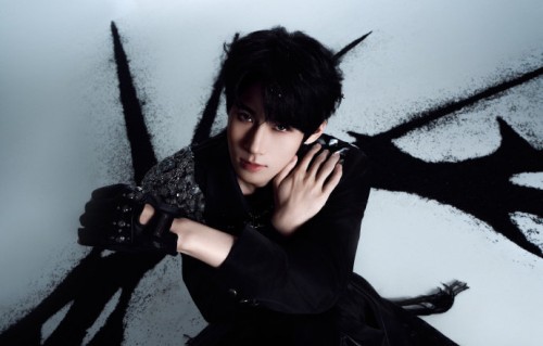 张真源银色鳞片黑西装狼尾造型曝光