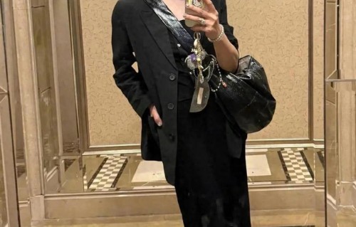 42岁白百何泪洒毕业典礼：18岁儿子190cm，一转身惊艳全网