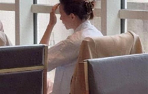 上海餐厅偶遇董卿！一头长发扎起低髻，穿件白衬衫美到骨子里