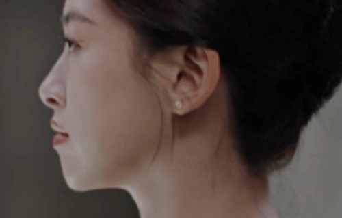 朱珠新剧演保洁引争议：从贵妇到保洁员，这反差是演技还是悬浮？