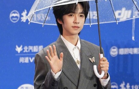 北京电影节当天红毯下的是什么雨？现场照片和视频还有哪些？|张俪|时代少年团|北京国际电影节|许魏洲|明星路透