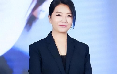 57岁江珊现状曝光！身材丰腴满头银发，难怪靳东愿把最好年华给她