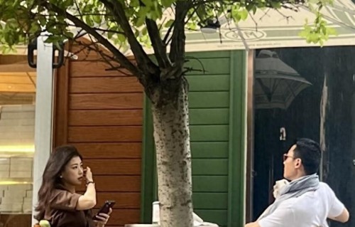 朱珠与老公上海南京西路街边喝咖啡被偶遇，美的像拍偶像剧！