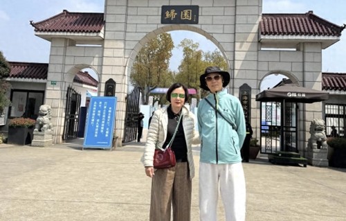 78岁汪明荃回上海老家探亲，带罗家英给祖父母扫墓，顺便踏青赏花 