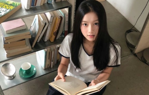 陈钰琪14岁素颜封神！签约后连拍两部剧，骨相美人逆袭