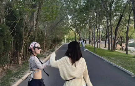 你有没有发现，女人总爱“搭个伴儿”？ 这背后藏着什么？