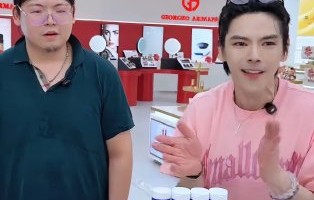 向佑在直播中反应慢、紧张的原因是什么？