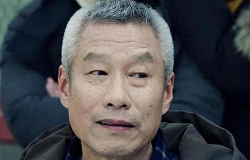 他是国家一级演员，与妻子偷户口本结婚，拍戏赚的钱全部上交妻子