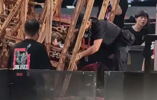 王力宏演唱会摔倒受伤，耳朵伤口好深，整个头狠狠砸向楼梯钢板上