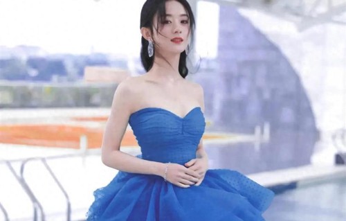 赵丽颖身穿一袭蓝色抹胸蛋糕蓬蓬礼服裙，尽显优雅大方