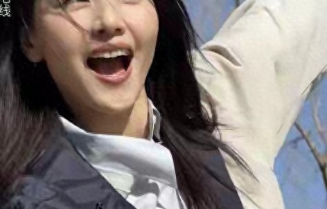 46岁高圆圆潍坊拍戏归来，素颜放风筝撒欢跑，这才是真正冻龄女神 