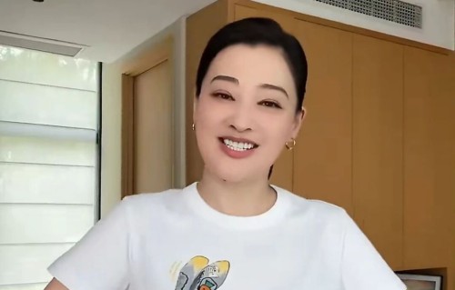 梅婷51岁生日好幸福，晒儿女手绘T恤，10岁儿子阳阳近照清秀出圈