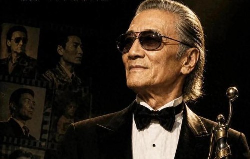谢霆锋一身黑现身青岛机场，瘦了不少，背影看着让人忍不住落泪！