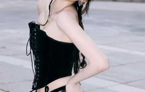 张碧晨，肤白貌美，穿搭黑色抹胸裙：写真欣赏