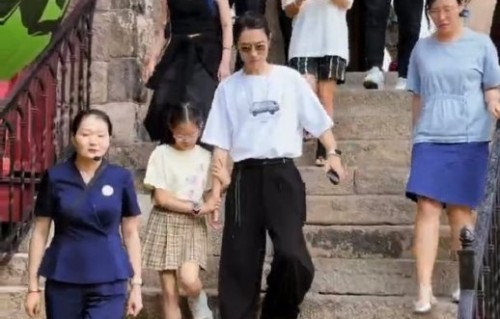 李行亮综艺早期争议后夜市即兴K歌，状态松弛