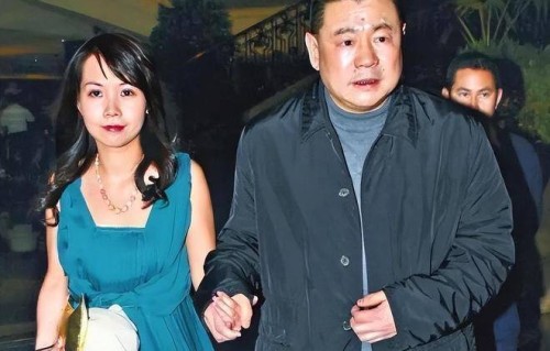 刘銮雄23岁女儿晒母女照，自认长得像爸，在读硕士吕丽君教女有方