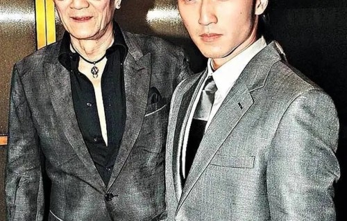 谢贤头七刚过，谢霆锋就赶赴青岛忍痛工作，一身黑衣背影消瘦不少