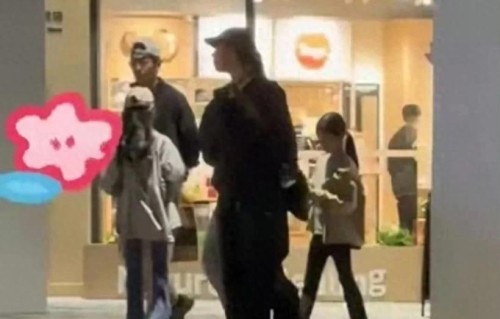 朱亚文一家四口上海游玩，两个女儿身材高挑，“漫画腿”上热搜 