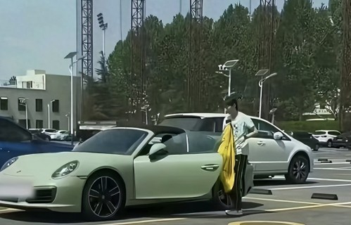 王曼昱现状：靠自己在北京买房，和父母同住，开保时捷出门压马路 