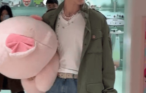 向佐逛街买巨型猪公仔被偶遇称要送给老婆郭碧婷