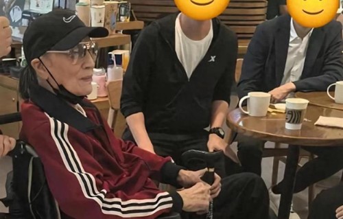 网友四平山顶偶遇四哥！89岁谢贤墨镜轮椅照样帅到爆